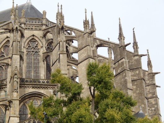Doubled flying buttresses around apse